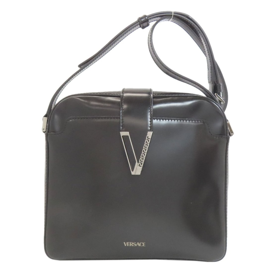 Versace Logo Shoulder Bag Leather Women's VERSACE: --- Catalog ---Category: SizeSize (HxWxD): 21.5cm x 22cm x 5cm / 8.46'' x 8.66'' x 1.96''Category: DesignType: Shoulder bagColor: BlackGender: WomenMaterial: Leather Category: GeneralBrand: Versace---