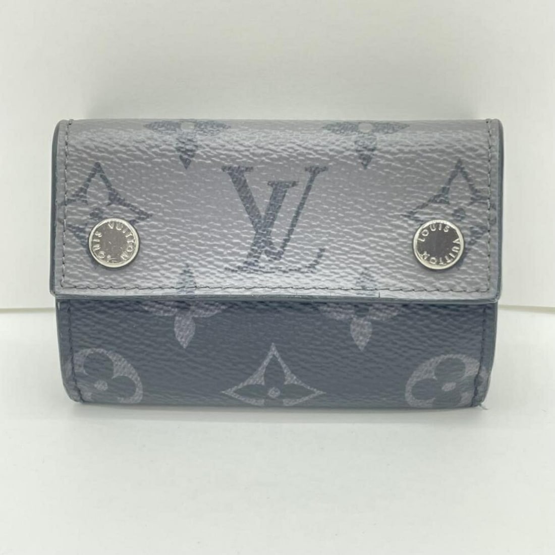 LOUIS VUITTON Monogram Eclipse Discovery Compact Wallet M45417: --- Catalog ---Category: SizeSize (HxWxD): 7cm x 9.5cm x 2.5cm / 2.75'' x 3.74'' x 0.98''Category: DesignType: Wallet (tri-fold)Gender: Women,MenMaterial: Monogram Eclipse Category: GeneralLine: Monog