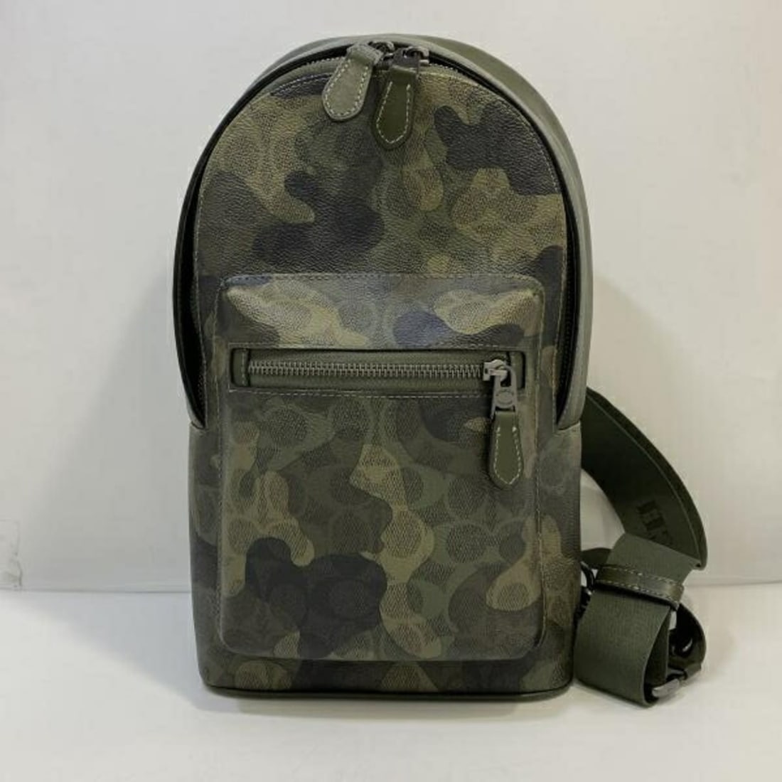 COACH Signature Camo Print Shoulder Bag, Green, F2447-CW312: --- Catalog ---Category: SizeSize (HxWxD): 34cm x 19.5cm x 8cm / 13.38'' x 7.67'' x 3.14''Strap Length: 83cm - 127cm / 32.67'' - 49.99''Category: DesignType: Shoulder bagColor: GreenGender: Men,WomenP