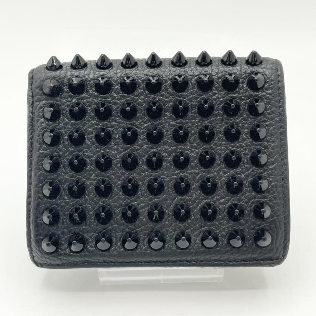 Christian Louboutin Studded Calf Leather Bi-fold Wallet, Black: --- Catalog ---Category: SizeSize (HxWxD): 8.5cm x 10cm x 2cm / 3.34'' x 3.93'' x 0.78''Category: DesignType: Wallet (bi-fold)Color: BlackGender: Women,MenMaterial: Leather Leather/Fur Type: CalfskinC