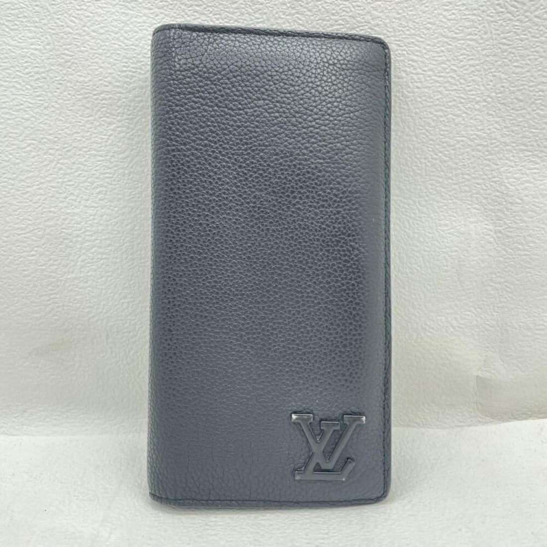 LOUIS VUITTON Aerogram Portefeuille Brazza Long Wallet M69980: --- Catalog ---Category: SizeSize (HxWxD): 10cm x 19cm x 1.5cm / 3.93'' x 7.48'' x 0.59''Category: DesignType: Long wallet (bi-fold)Gender: MenCategory: GeneralBrand: Louis Vuitton--- Item List ---Sec