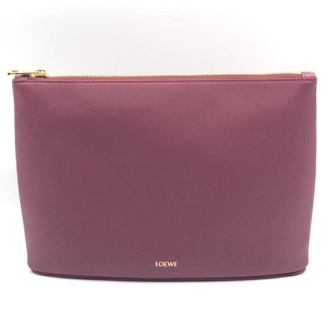 LOEWE Clutch Bag OBLONG POUCH PLAI CRIMSON Purple: --- Catalog ---Category: SizeSize (HxWxD): 19.5cm x 27cm / 7.67'' x 10.62''Category: DesignType: Clutch bagColor: PurpleGender: Women,MenCategory: GeneralBrand: Loewe--- Item List ---Section: Conditio