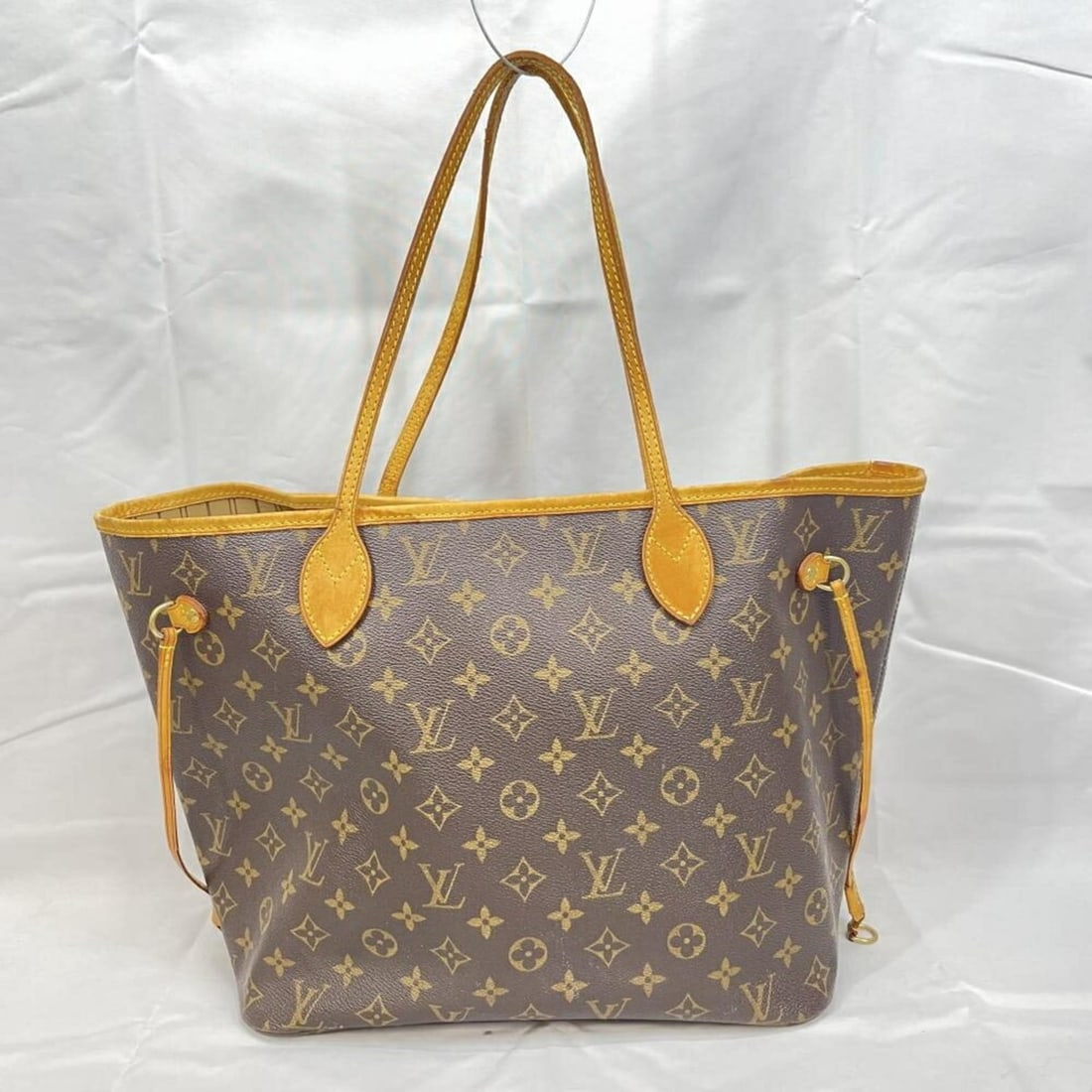 LOUIS VUITTON Neverfull MM Monogram Tote Bag: --- Catalog ---Category: SizeSize (HxWxD): 28cm x 45cm x 16cm / 11.02'' x 17.71'' x 6.29''Category: DesignType: Tote bagGender: WomenMaterial: Monogram Category: GeneralLine: MonogramBrand: Louis Vuit