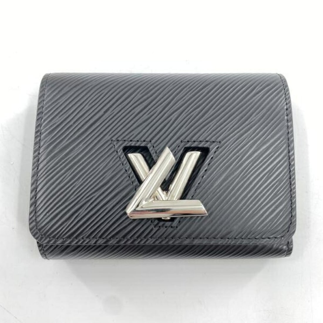 LOUIS VUITTON Portefeuille Twist Compact XS M63322 Tri-fold Wallet Epi Black Silver Louis Vuitton: --- Catalog ---Category: SizeSize (HxWxD): 9cm x 12cm x 3cm / 3.54'' x 4.72'' x 1.18''Category: DesignType: Wallet (tri-fold)Color: BlackGender: WomenMaterial: Epi leather Category: GeneralLine: EpiBr