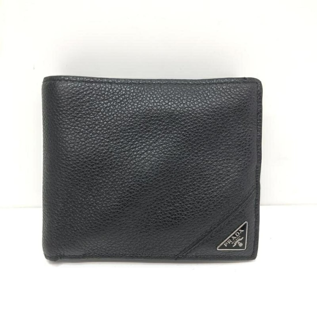 PRADA Bi-fold Wallet, Black Leather, 2MO738: --- Catalog ---Category: SizeSize (HxWxD): 9cm x 11cm / 3.54'' x 4.33''Category: DesignType: Wallet (bi-fold)Color: BlackGender: MenMaterial: Leather Category: GeneralBrand: Prada--- Item List ---Sect