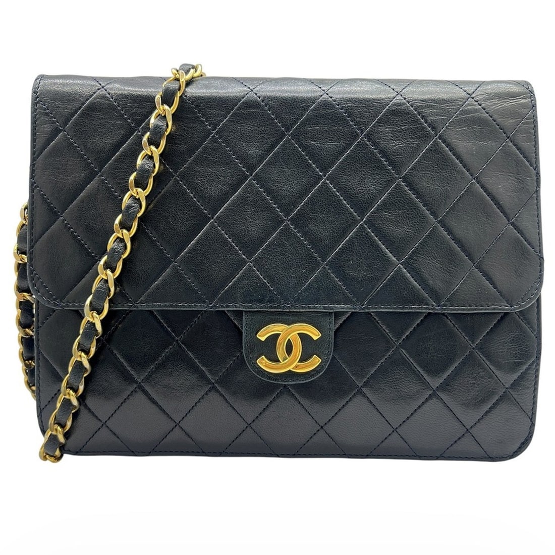 CHANEL Matelassé Lambskin Black Shoulder Bag with Chain Strap for Women: --- Catalog ---Category: SizeSize (HxWxD): 17cm x 22cm x 6cm / 6.69'' x 8.66'' x 2.36''Category: DesignType: Shoulder bagColor: BlackGender: WomenMaterial: Leather Leather/Fur Type: LambskinCategory: 