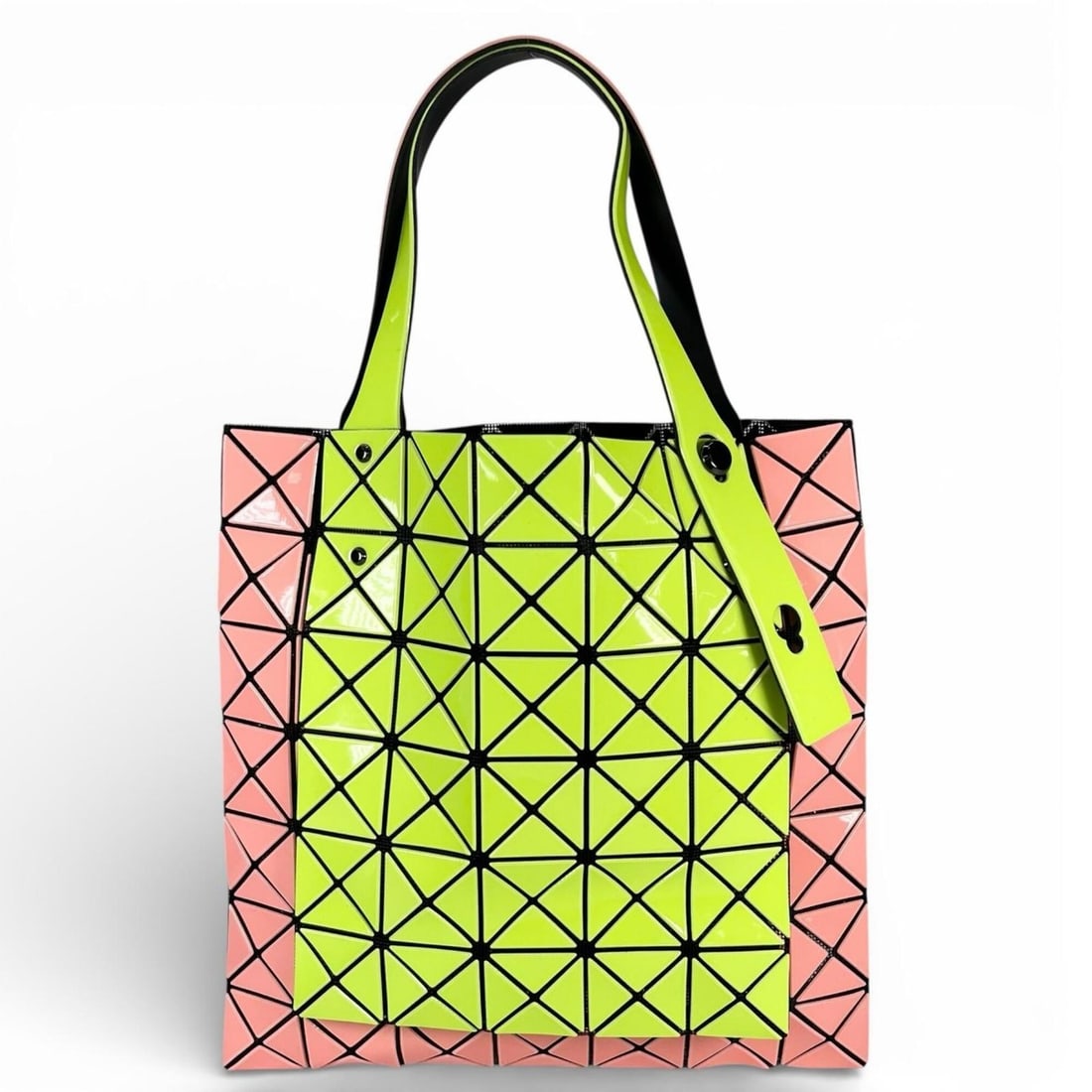 BAOBAO ISSEY MIYAKE BB31AG527 PRISM KANGAROO Tote Bag, Green/Pink, Made in Japan, Authentic,: --- Catalog ---Category: SizeSize (HxWxD): 27.5cm x 27cm x 1cm / 10.82'' x 10.62'' x 0.39''Category: DesignType: Tote bagColor: Green, PinkGender: WomenMaterial: Resin , Polyester , Nylon Category: Ge