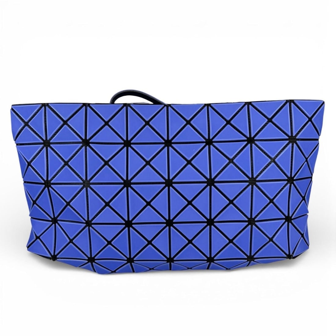 BAOBAO ISSEY MIYAKE BB61-AG521 Triangle Piece Clutch Bag, Blue, Made in Japan, Authentic, Women's.: --- Catalog ---Category: SizeSize (HxWxD): 19.5cm x 31cm x 7.5cm / 7.67'' x 12.2'' x 2.95''Category: DesignType: Clutch bagColor: BlueGender: WomenMaterial: Polyester , Nylon , Elastane , Brass Catego