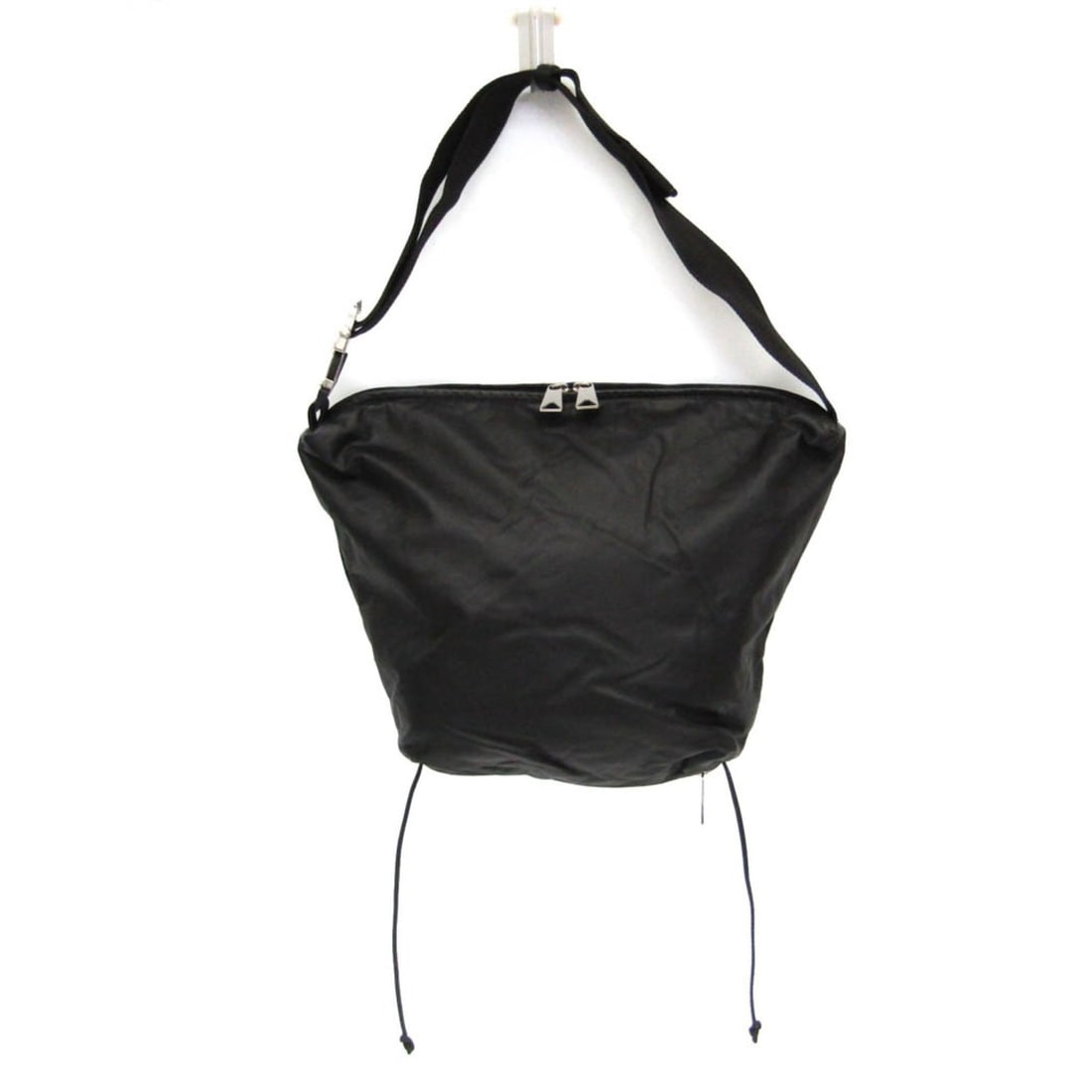 Bottega Veneta One-shoulder Bag 658754 Men,Women Leather Shoulder Bag Black: --- Catalog ---Category: SizeSize (HxWxD): 28cm x 21cm x 12cm / 11.02'' x 8.26'' x 4.72''Strap Length: 49cm - 88cm / 19.29'' - 34.64''Category: DesignType: Shoulder bagColor: BlackGender: Men,WomenClo
