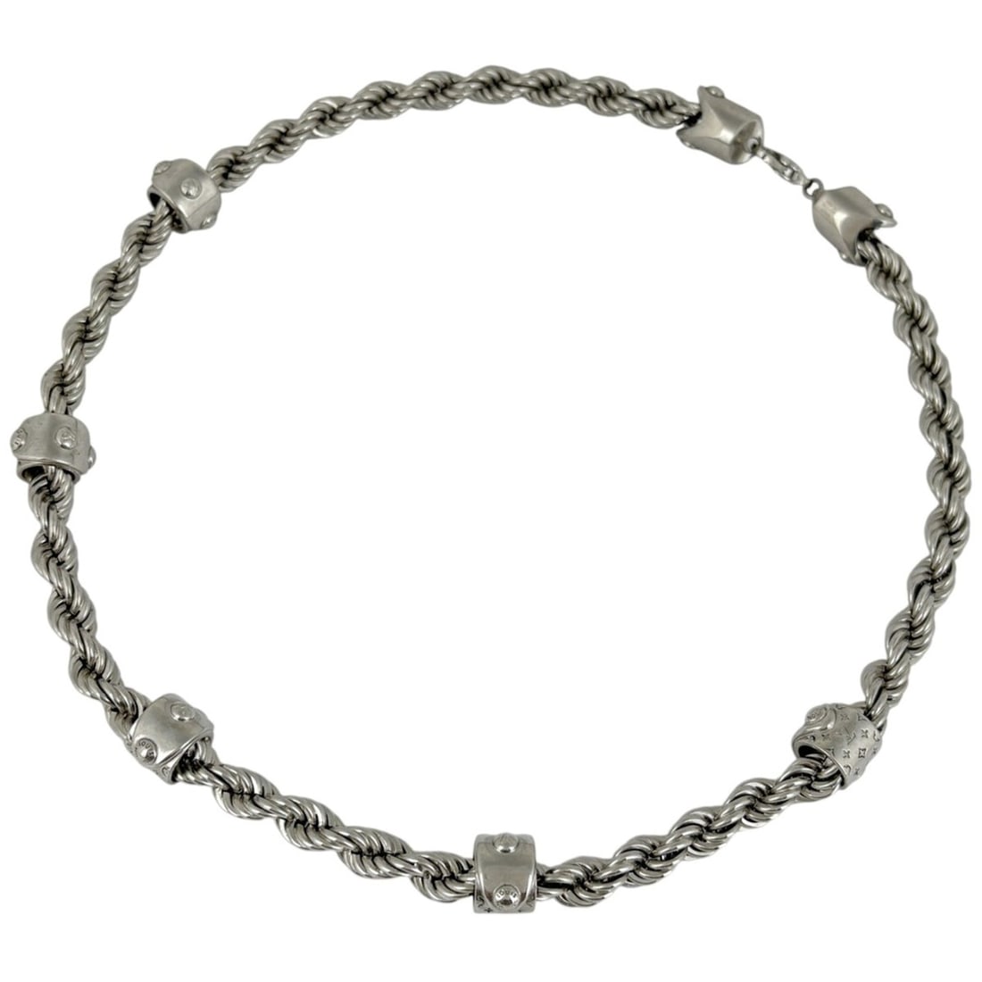 Louis Vuitton LV Rope Necklace Monogram Metal Silver Men's: --- Catalog ---Category: SizeNeck Circumference: 49.5 cm / 19.48''Category: DesignColor: SilverGender: MenMaterial: MetalNecklace Type: NecklaceCategory: GeneralLine: MonogramBrand: Louis Vuitton--- I