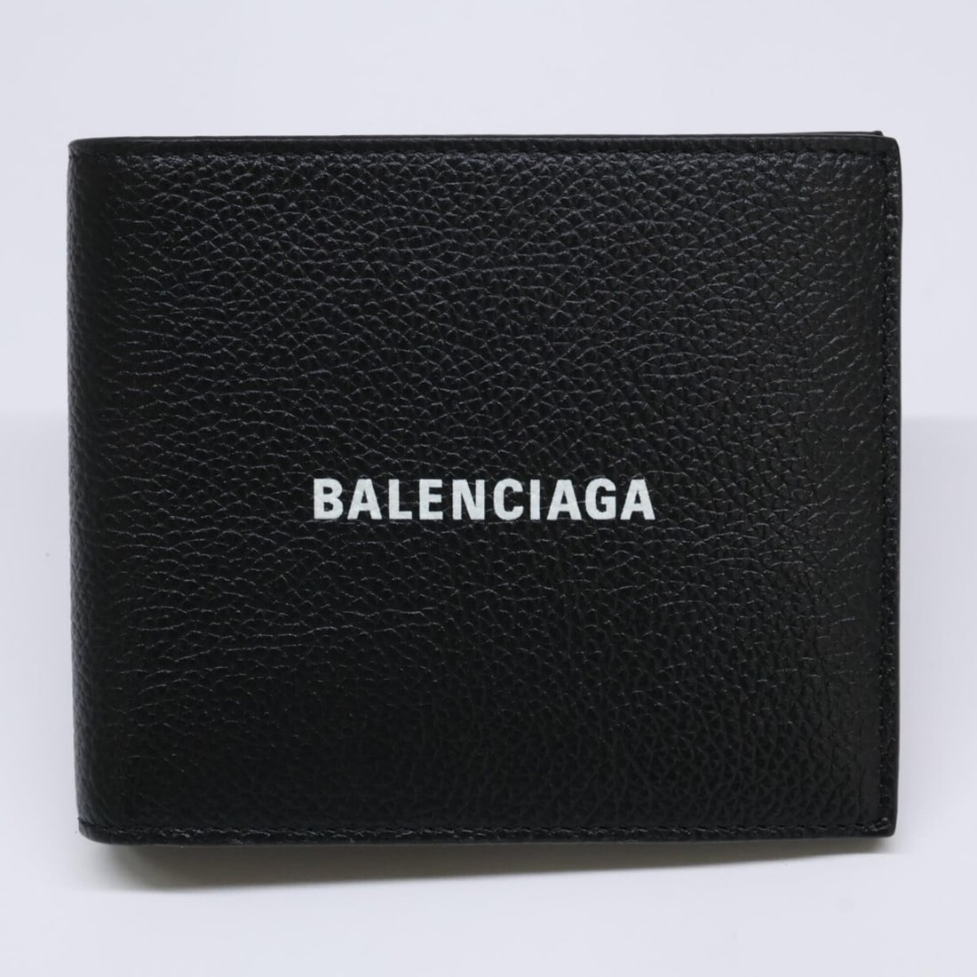 BALENCIAGA 594549 Cash Square Folded Grain Calfskin Fold Wallet (Bi-fold wallet without coin pocket): --- Catalog ---Category: SizeSize (HxWxD): 9.5cm x 11.5cm x 2cm / 3.74'' x 4.52'' x 0.78''Category: DesignType: Wallet (bi-fold)Color: Black, WhiteGender: MenMaterial: Leather Category: GeneralBrand: 