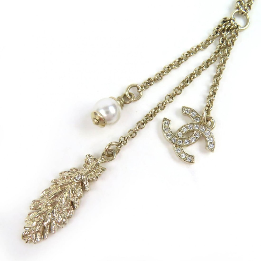 CHANEL L25S ABF691 Coco Mark Feather Pearl Strass Necklace, Gold, Women's Accessory, with Box: --- Catalog ---Category: SizePendant Size: 70mm x 10mm / 2.75'' x 0.39''Neck Circumference: 40 cm - 47 cm / 15.74'' - 18.5''Category: DesignColor: GoldStone: PearlGender: WomenNecklace Type: NecklaceC