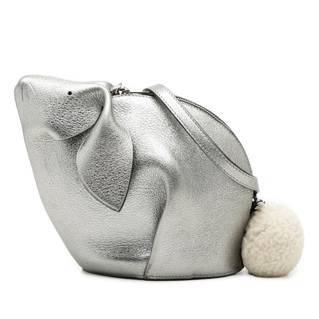 Loewe Rabbit Bunny Shoulder Bag, Silver, White Leather, Boa Lining, Women's LOEWE: --- Catalog ---Category: SizeStrap Drop: 63cm / 24.8''Size (HxWxD): 15.5cm x 18.5cm x 8cm / 6.1'' x 7.28'' x 3.14''Category: DesignType: Shoulder bagColor: WhiteGender: WomenMaterial: Leather Category