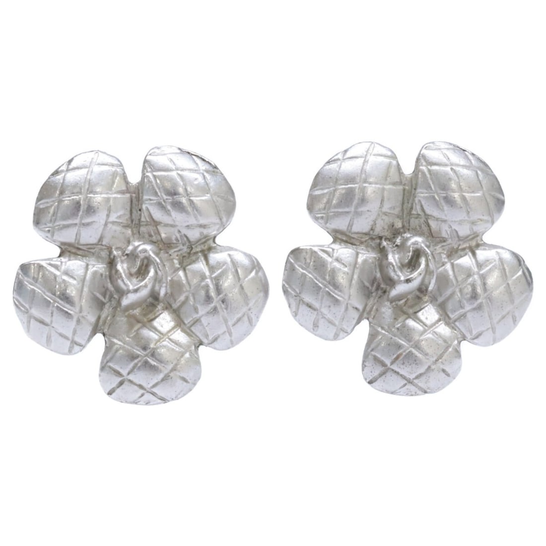 CHANEL 98A Matelasse Camellia Motif Earrings, Silver, Women's: --- Catalog ---Category: SizeSize (HxWxD): 19.50mm x 21.00mm / 0.77'' x 0.83''Category: DesignType: Clip earringsColor: SilverGender: WomenMaterial: MetalCategory: GeneralBrand: Chanel--- Item List --