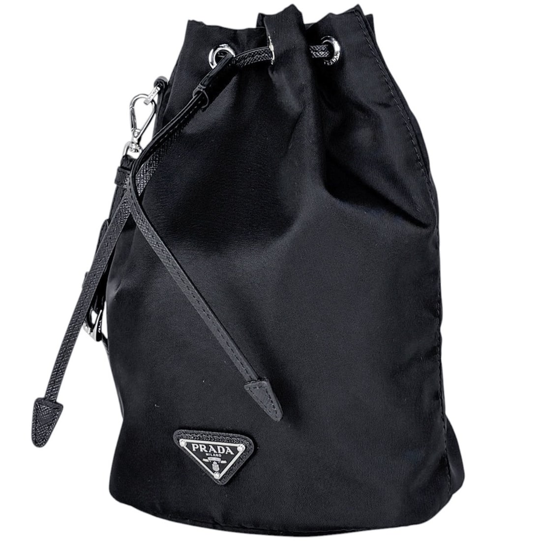 Prada PRADA nylon drawstring pouch accessory Nero (black) 1NS369 women's: --- Catalog ---Category: SizeSize (HxWxD): 22.5cm x 15.5cm x 9cm / 8.85'' x 6.1'' x 3.54''Category: DesignType: PouchColor: Black, NeroGender: WomenMaterial: Nylon Category: GeneralBrand: Prada--- Ite