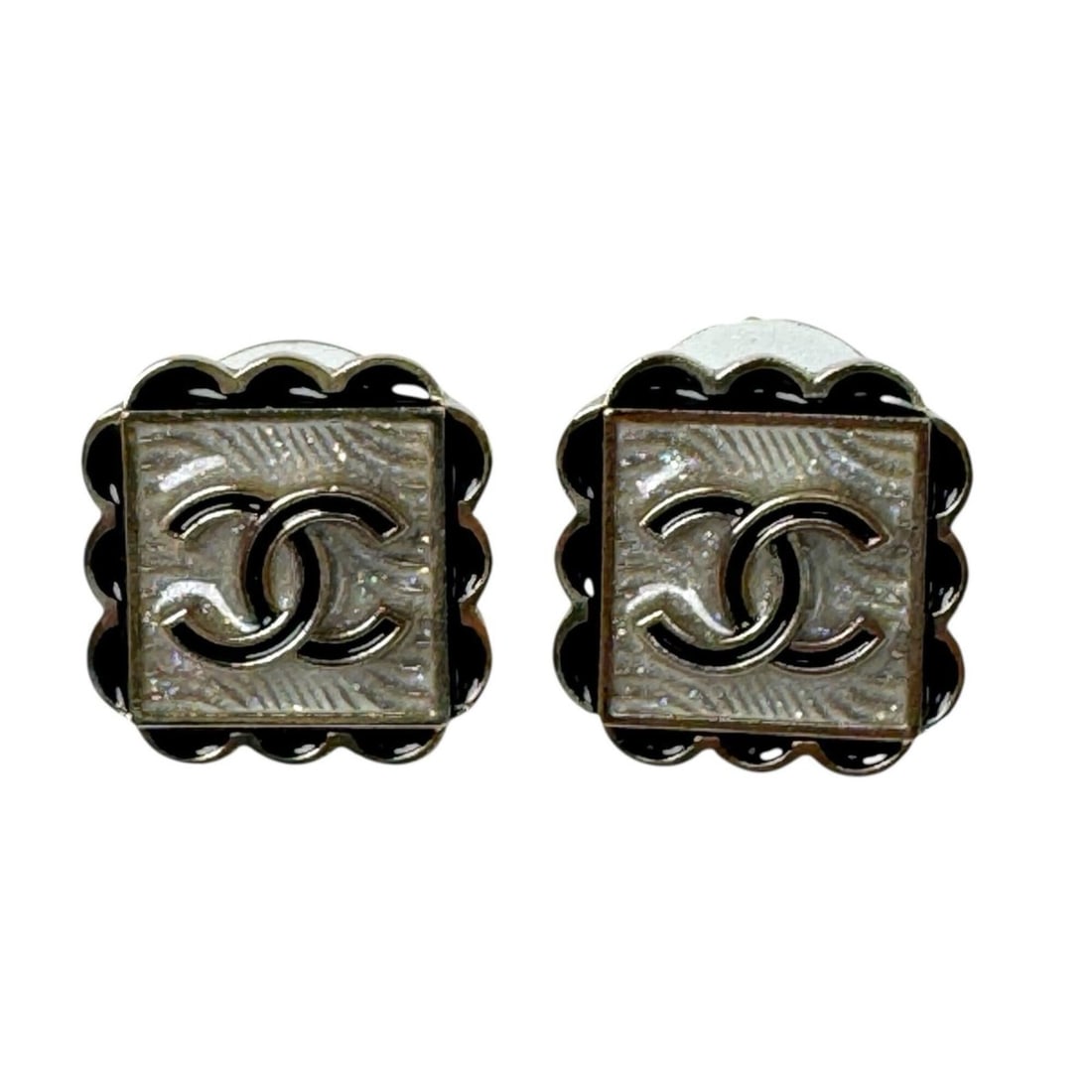 Chanel Square Coco Mark Earrings GP C24B Women's: --- Catalog ---Category: SizeSize (HxWxD): 16.00mm x 16.00mm / 0.63'' x 0.63''Category: DesignType: Stud earringsColor: Black, WhiteGender: WomenMaterial: Gold platingCategory: GeneralBrand: Chanel---