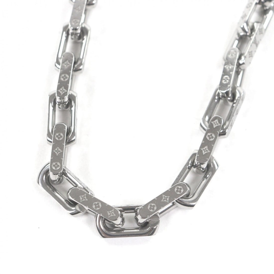 LOUIS VUITTON M00307 2023 Monogram Necklace Chain, Silver, Made in Italy, Men's: --- Catalog ---Category: SizeNeck Circumference: 54 cm / 21.25''Category: DesignColor: SilverGender: MenNecklace Type: Neck chainCategory: GeneralLine: MonogramBrand: Louis VuittonCountry of Origin: I