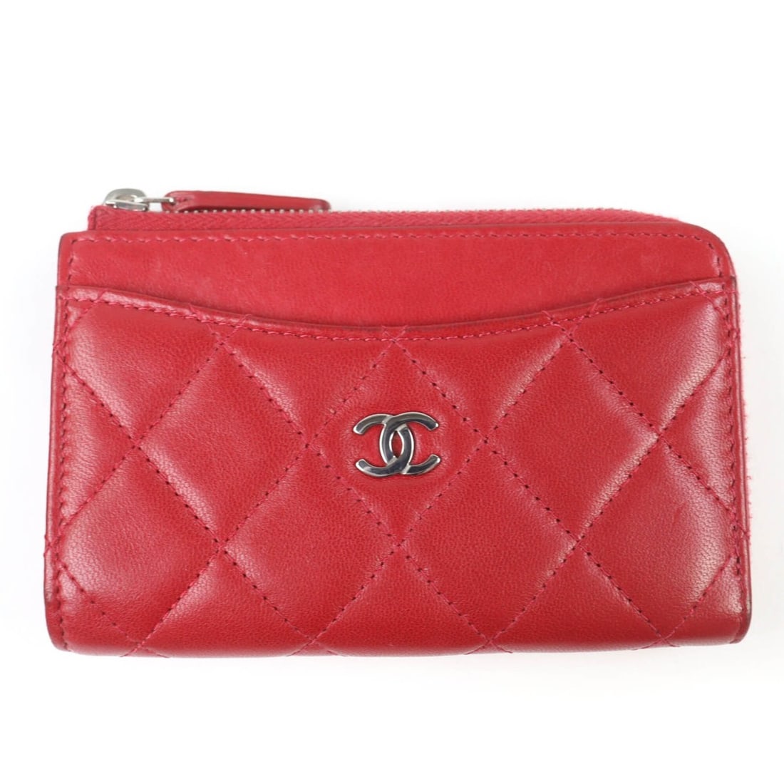CHANEL Coco Mark Matelassé Lambskin Fragment Case Wallet/Coin Purse Red Silver Hardware Comes with: --- Catalog ---Category: SizeSize (HxWxD): 8cm x 13cm / 3.14'' x 5.11''Category: DesignType: Coin purse/coin caseColor: Red colorGender: WomenClosure: ZipperMaterial: Leather Leather/Fur Type: