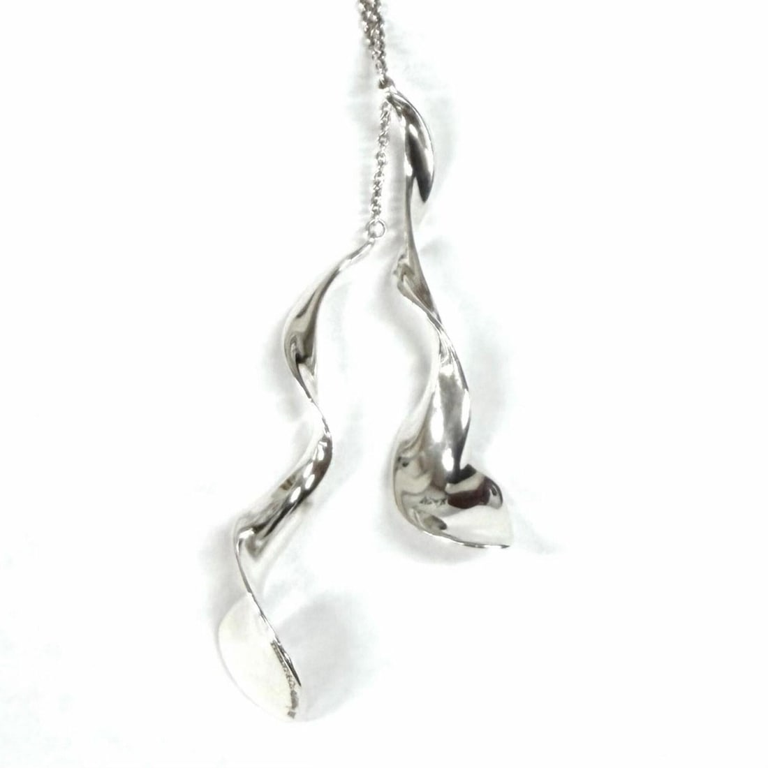 TIFFANY&Co. Tiffany 925 Rare Frank Gehry Double Orchid Drop Necklace Silver Weight 8.69g Women's: --- Catalog ---Category: SizeWeight: 8.69g / 0.3oz.Pendant Size: 50mm x 11mm / 1.96'' x 0.43''Neck Circumference: 45 cm / 17.71''Category: DesignColor: SilverGender: WomenMaterial: Silver 925Necklace