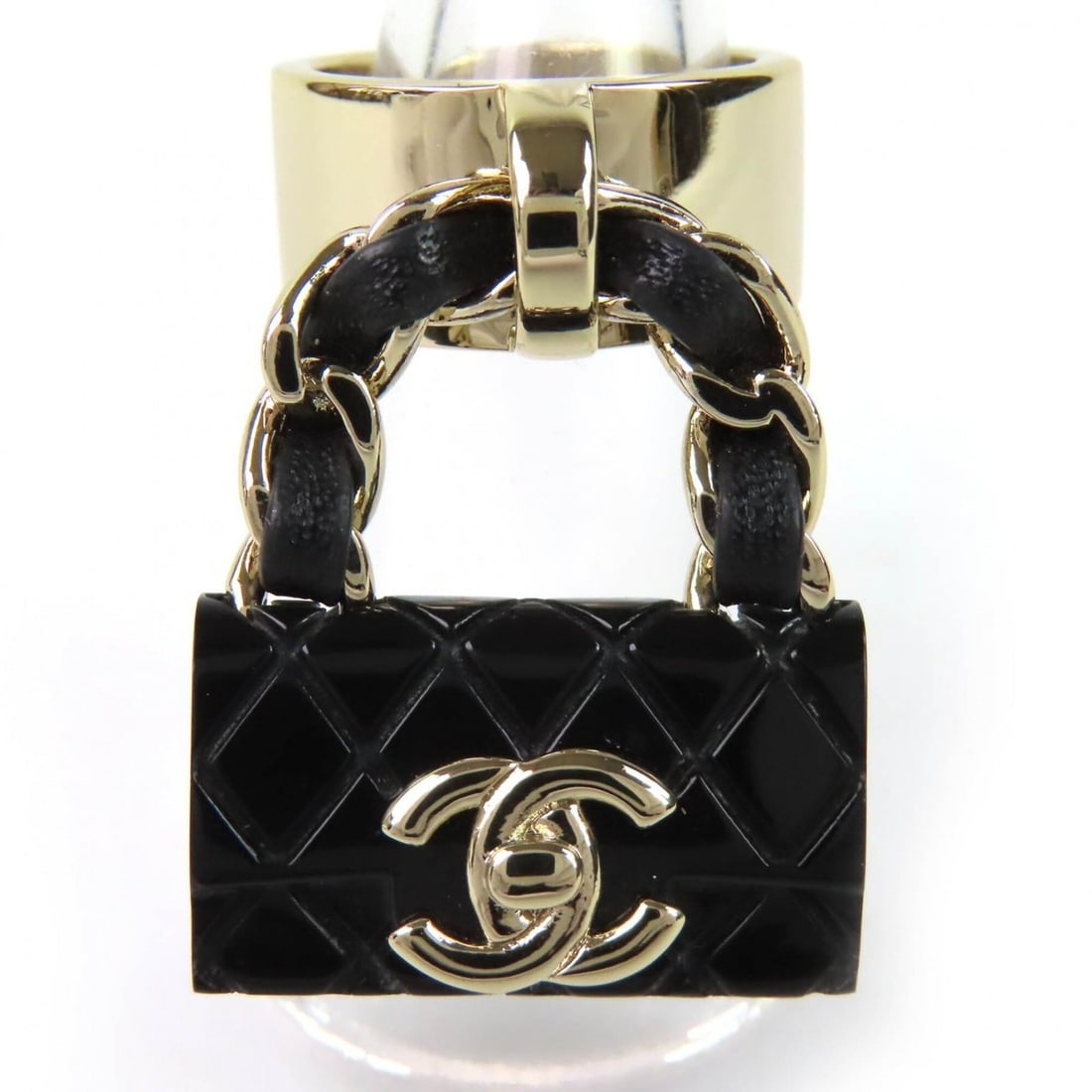 CHANEL ABA014 B23C Coco Mark Matelassé Bag Charm Ring, Gold and Black, Made in Italy, Women's.: --- Catalog ---Category: SizeJP Size: 11US Size: 6Category: DesignType: Band ringGender: WomenCategory: GeneralBrand: ChanelCountry of Origin: Italy--- Item List ---Section: ConditionRanking: Rank A U