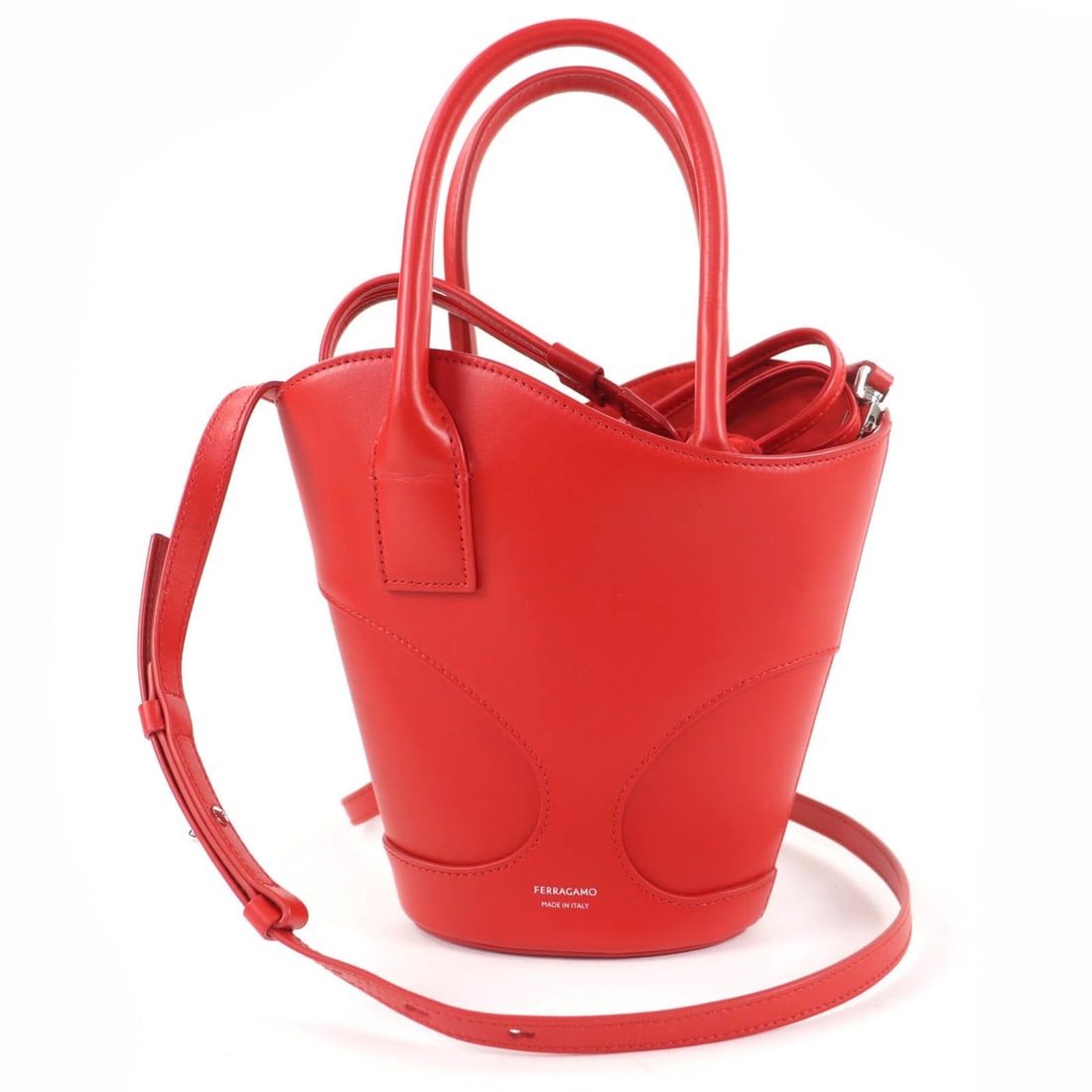 Salvatore Ferragamo FERRAGAMO Cutout 2-Way Leather Handbag/Shoulder Bag, Red, with Dust Made in: --- Catalog ---Category: SizeSize (HxWxD): 19cm x 18cm x 6.5cm / 7.48'' x 7.08'' x 2.55''Category: DesignType: Handbag, Shoulder bagColor: Red colorGender: WomenMaterial: Leather Category: GeneralBran