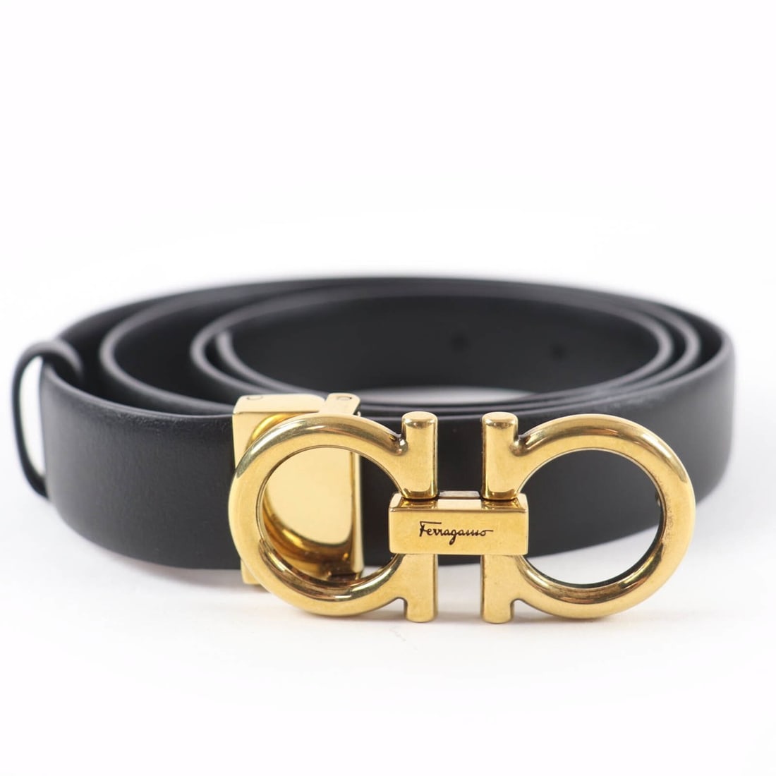 Salvatore Ferragamo leather belt with Gancini hardware, black and gold 100cm, made in Italy,: --- Catalog ---Category: SizeLength: 95cm - 105cm / 37.4'' - 41.33''Category: DesignType: Standard beltColor: BlackGender: WomenMaterial (Strap): Leather Category: GeneralLine: GanciniBrand: Salvatore