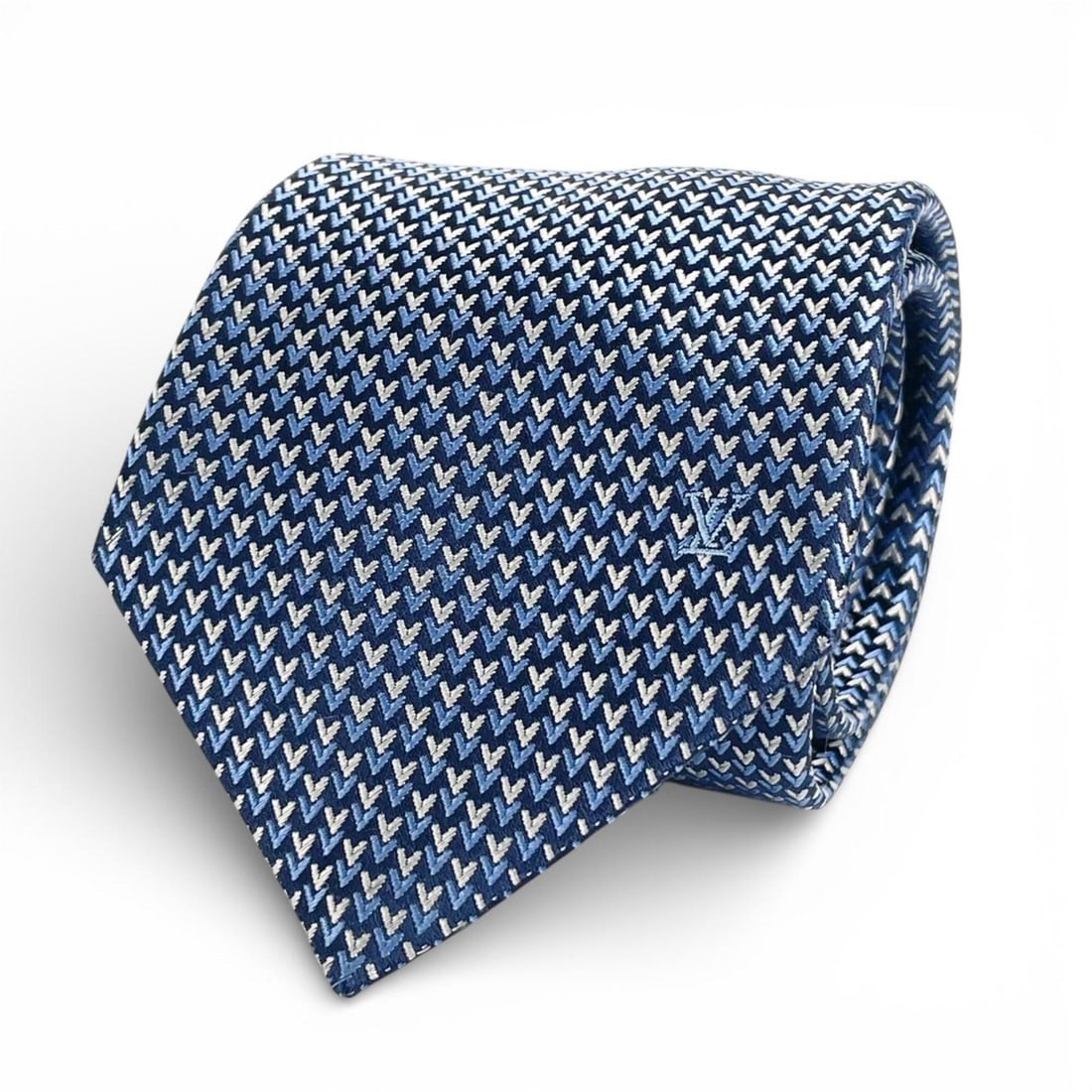 LOUIS VUITTON M71695 100% Silk Cravat Tie with LV Embroidery and All-Over Pattern, Blue, Made in: --- Catalog ---Category: SizeTotal Length: 150cm / 59.05''Category: DesignType: CravatColor: BlueGender: MenMaterial: Silk Category: GeneralBrand: Louis VuittonCountry of Origin: Italy--- Item List --