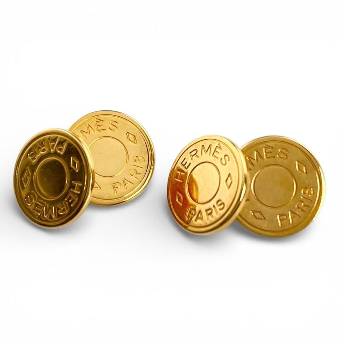 HERMES Bijou Terry Fantaisie Sellier Round Shape Cufflinks Gold Men's: --- Catalog ---Category: SizeSize (HxWxD): 1.30mm x 1.30mm / 0.05'' x 0.05''Category: DesignType: Stud/buttonColor: GoldGender: MenCategory: GeneralLine: SellierBrand: Hermes--- Item List ---Section: 