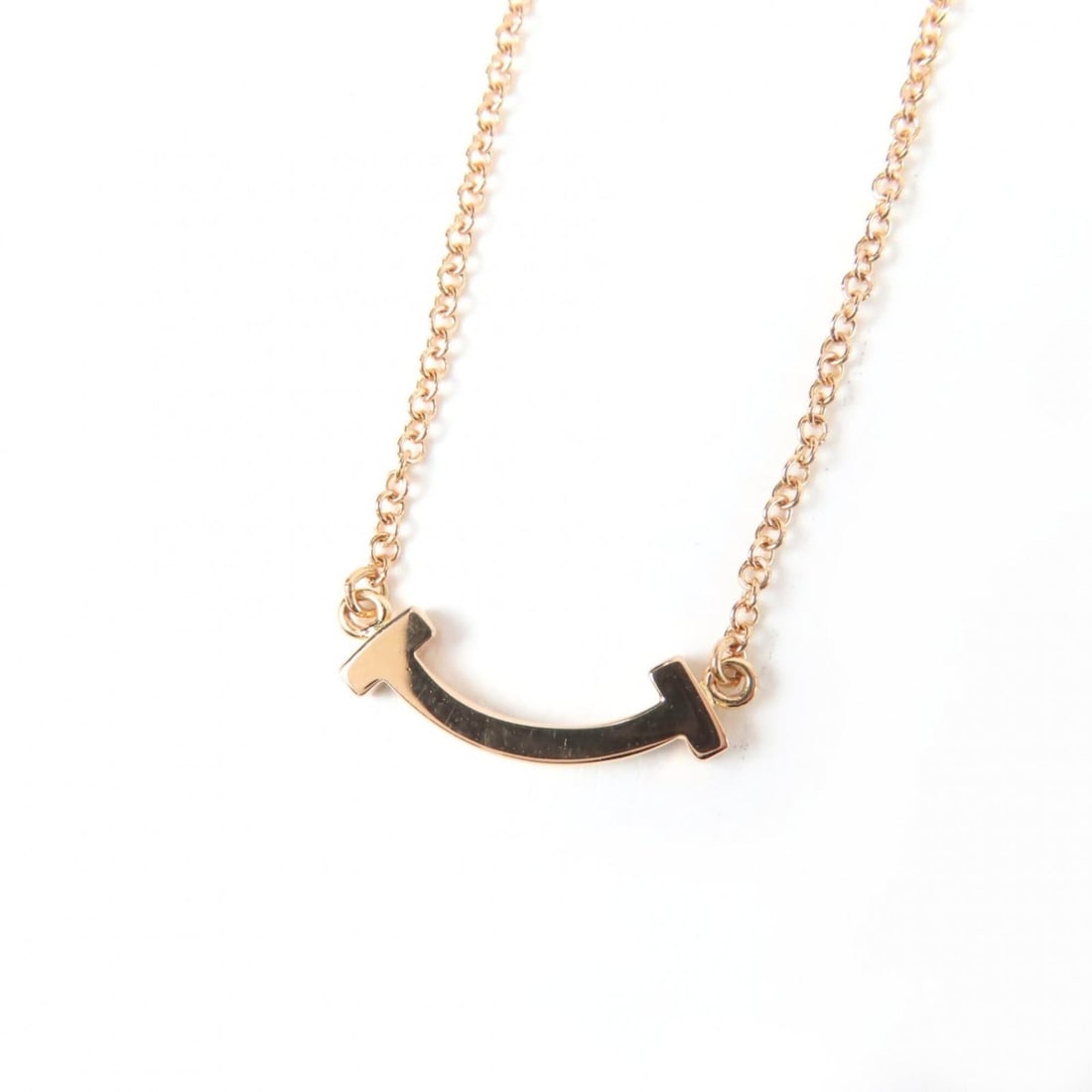 TIFFANY&Co. Tiffany T Smile Pendant Mini AU750 18K (PG) Current Model Necklace Rose Gold Comes with: --- Catalog ---Category: SizeWeight: 2.3g / 0.08oz.Pendant Size: 10mm / 0.39''Neck Circumference: 40.5 cm - 45.5 cm / 15.94'' - 17.91''Category: DesignColor: Rose goldGender: WomenMaterial: Rose gold 
