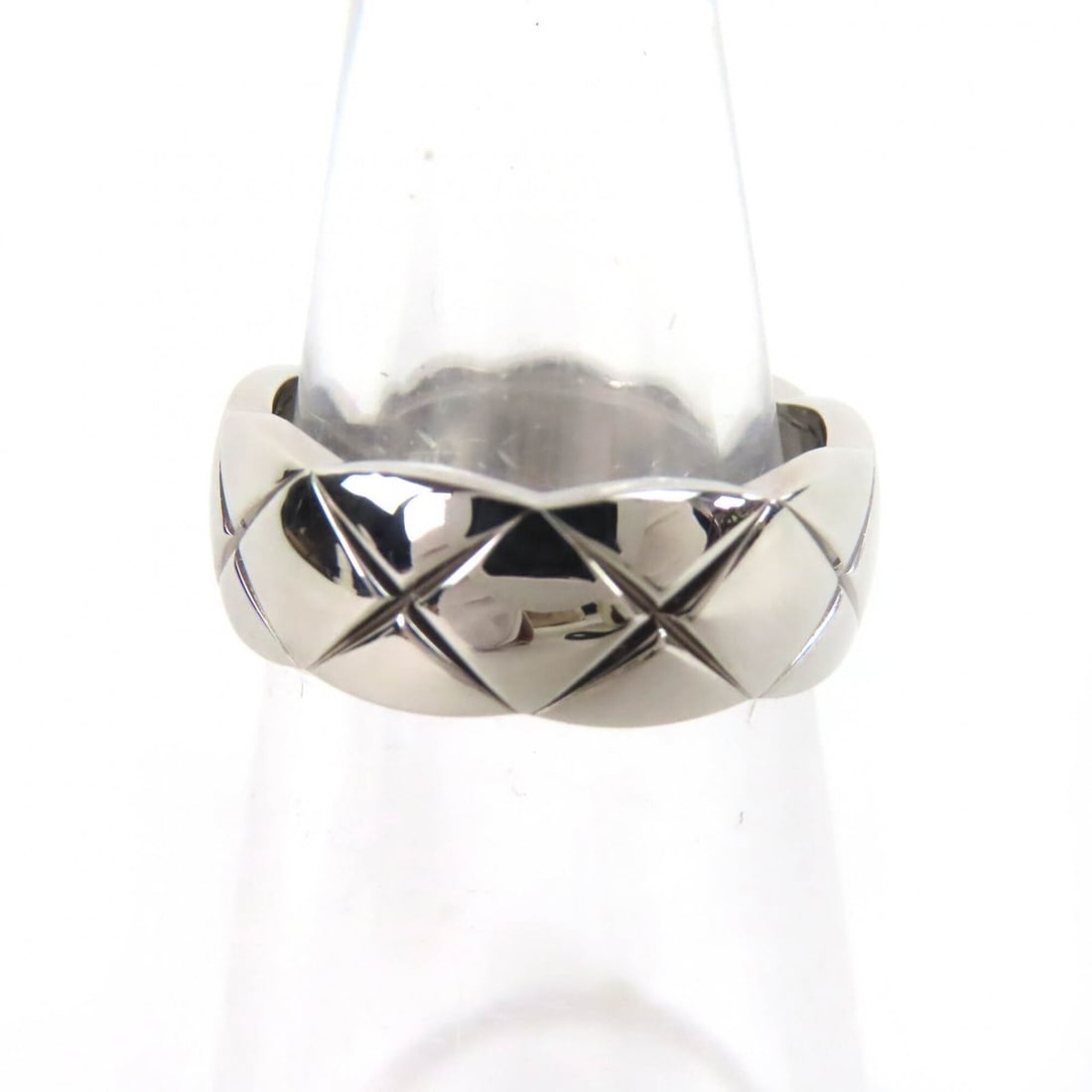 CHANEL B17943 Coco Crush Medium Ring, 18K AU750 (WG) White Gold, Weight 5.8g, Women's, Highly: --- Catalog ---Category: SizeWidth: 6mm / 0.24''Weight: 5.8g / 0.2oz.US Size: 5.5Brand Size: 50Category: DesignType: Band ringColor: White goldGender: WomenMaterial: White gold (18K)Category: GeneralB