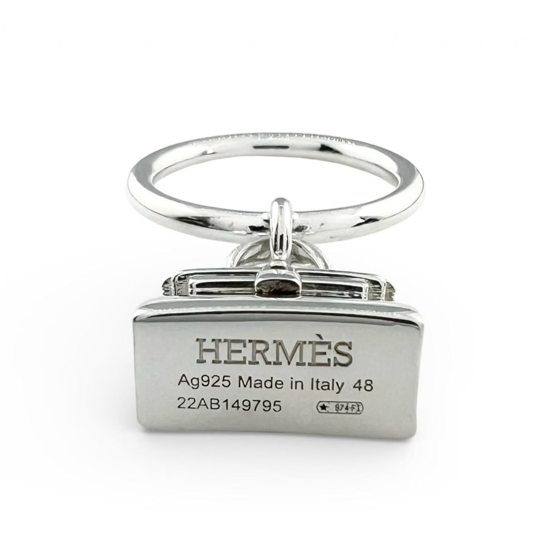 HERMES Kelly Amulette Ring, 2022 model, AG925 sterling silver, size 48, with box and case, made in: --- Catalog ---Category: SizeWidth: 2mm / 0.08''Weight: 7.6g / 0.26oz.US Size: 4.5Brand Size: 48Category: DesignType: Band ringColor: SilverGender: WomenMaterial: Silver 925Category: GeneralBrand: