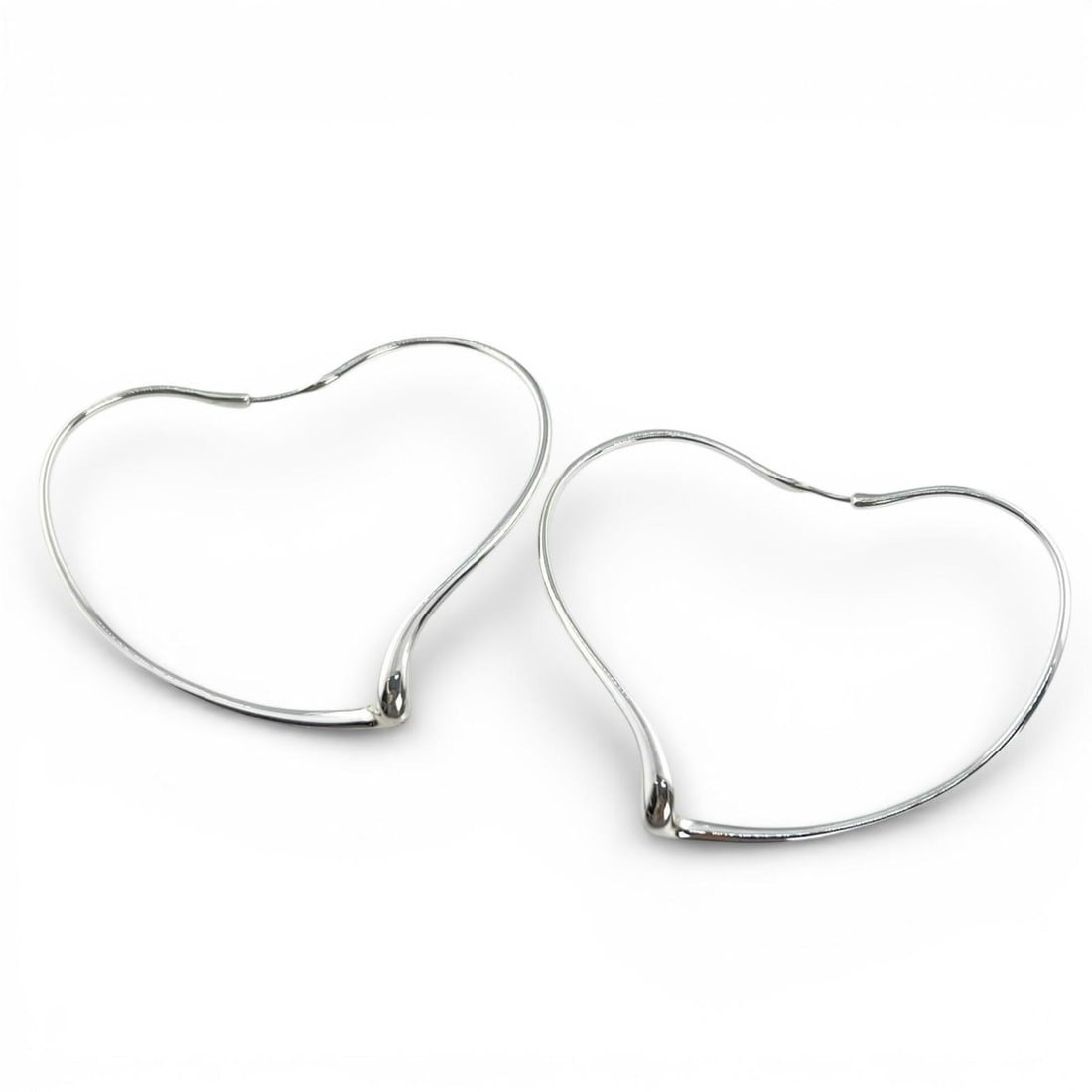 TIFFANY&Co. Tiffany & Co. Elsa Peretti Open Heart Hoop Earrings (Pair) AG925 Silver with Storage: --- Catalog ---Category: SizeSize (HxWxD): 50.00mm x 65.00mm / 1.97'' x 2.56''Category: DesignType: Hoop earringsColor: SilverGender: WomenMaterial: Silver 925Category: GeneralLine: Open HeartBrand: T