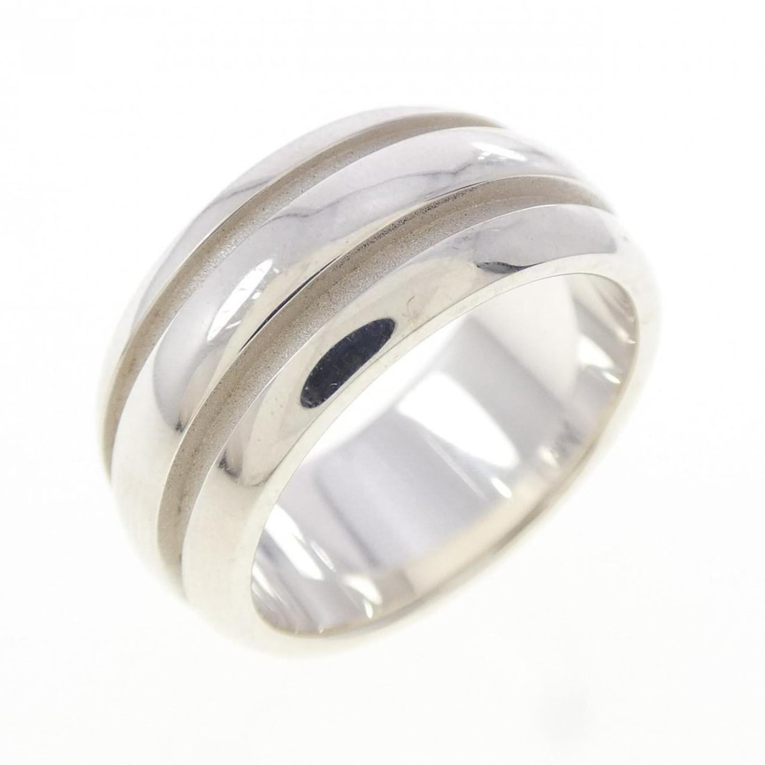 Tiffany Atlas Ring: --- Catalog ---Category: SizeJP Size: 10.5US Size: 5.5Category: DesignColor: SilverGender: WomenMaterial: Silver 925Category: GeneralBrand: Tiffany--- Item List ---Section: ConditionRanking: Rank A