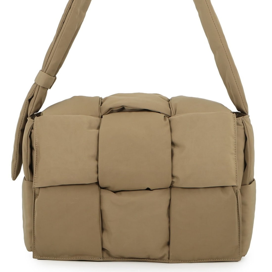 Bottega Veneta Shoulder Bag Large Cassette Nylon 743623 BOTTEGA VENETA Handbag: --- Catalog ---Category: SizeSize (HxWxD): 25cm x 32cm x 12.5cm / 9.84'' x 12.59'' x 4.92''Category: DesignType: Handbag, Shoulder bagColor: BeigeGender: WomenMaterial: Nylon Category: GeneralMPN: