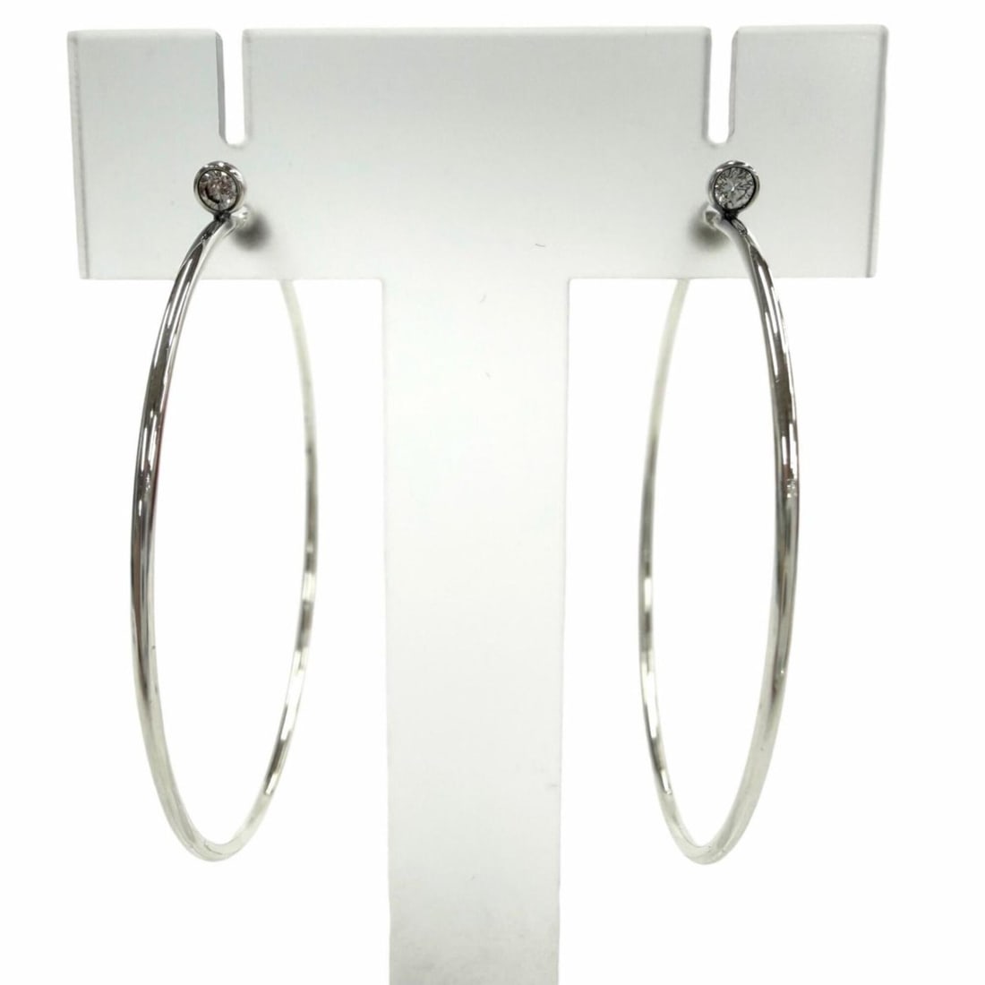 TIFFANY&Co. Tiffany & Co. Elsa Peretti Diamond Hoop Earrings (worn by Mirei Kiritani) - 28.4mm: --- Catalog ---Category: SizeSize (HxWxD): 41.00mm x 1.00mm / 1.61'' x 0.04''Category: DesignType: Hoop earringsColor: SilverStone: DiamondGender: WomenMaterial: Silver 925Category: GeneralBrand: