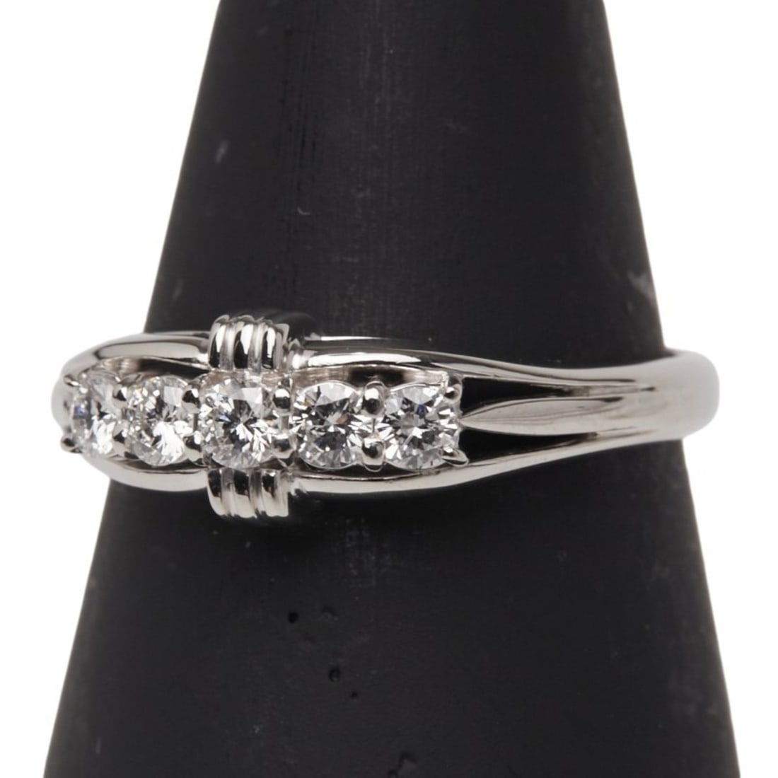 Seiko Pt900 Platinum 0.45ct Diamond Ring for Women: --- Catalog ---Category: SizeWidth: 6.5mm / 0.26''Weight: 4.5g / 0.15oz.JP Size: 14US Size: 7Category: DesignType: Band ringColor: SilverStone: DiamondGender: WomenMaterial: Platinum 900Weight (ct.): 