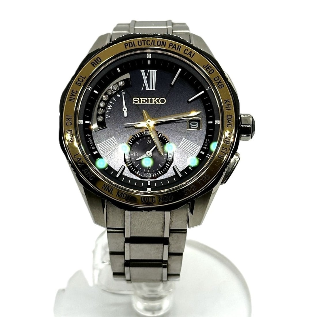 Seiko 8B54-OBGO/SAGA186 Brightz Solar Quartz Date Watch, Titanium, Men's, Silver and Gold: --- Catalog ---Category: SizeBand Width: 18mm / 0.71''Case Diameter: 38mm / 1.5''Case Thickness: 6mm / 0.24''Category: DesignType: WristwatchGender: MenDisplay: AnalogColor (Dial): BlackMaterial (Band