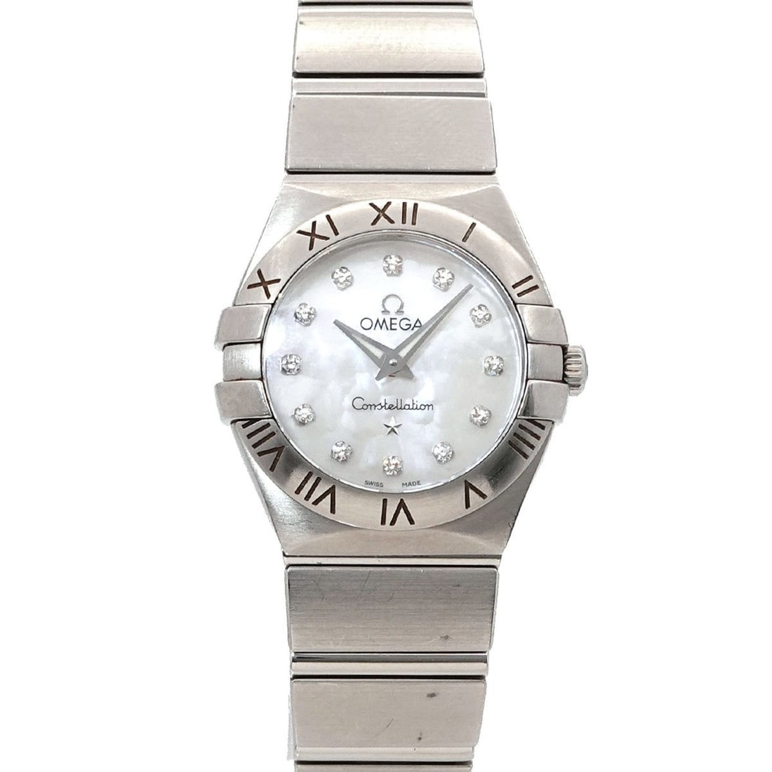 Omega Constellation 123 10 24 60 55 001 Ladies' Watch 12P Diamond White Shell Quartz: --- Catalog ---Category: SizeWrist Size: 15cm / 5.9''Case Diameter: 24mm / 0.94''Category: DesignType: WristwatchGender: WomenColor (Dial): White shellMaterial (Band): Stainless steelMaterial (Case): 