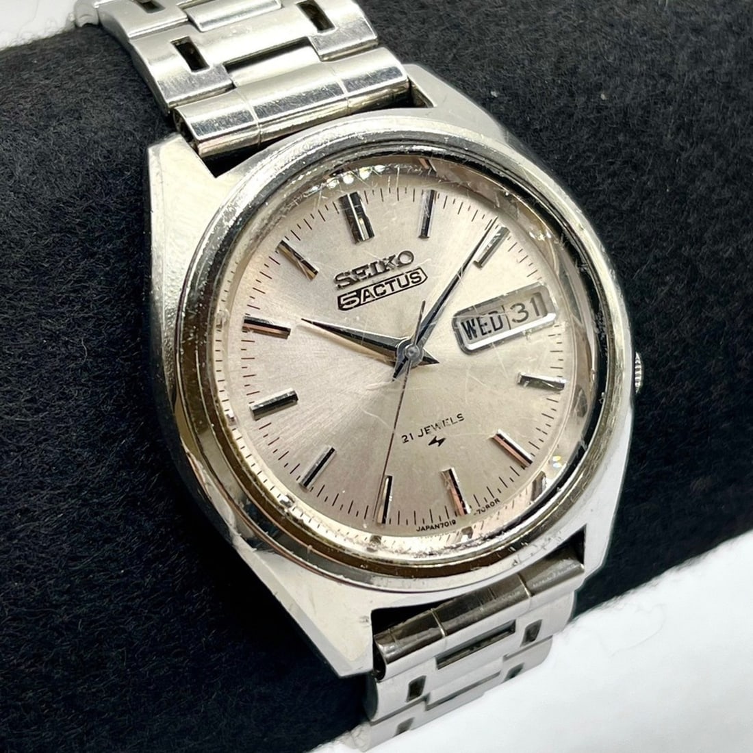 SEIKO 7019-7060 Vintage 5ACTUS 21 Jewels Automatic Day Date Men's G2: --- Catalog ---Category: SizeWrist Size: 17cm / 6.69''Category: DesignType: WristwatchGender: MenCategory: GeneralBrand: SeikoCategory: MovementMovement: Self Winding (Automatic)--- Item List ---Secti