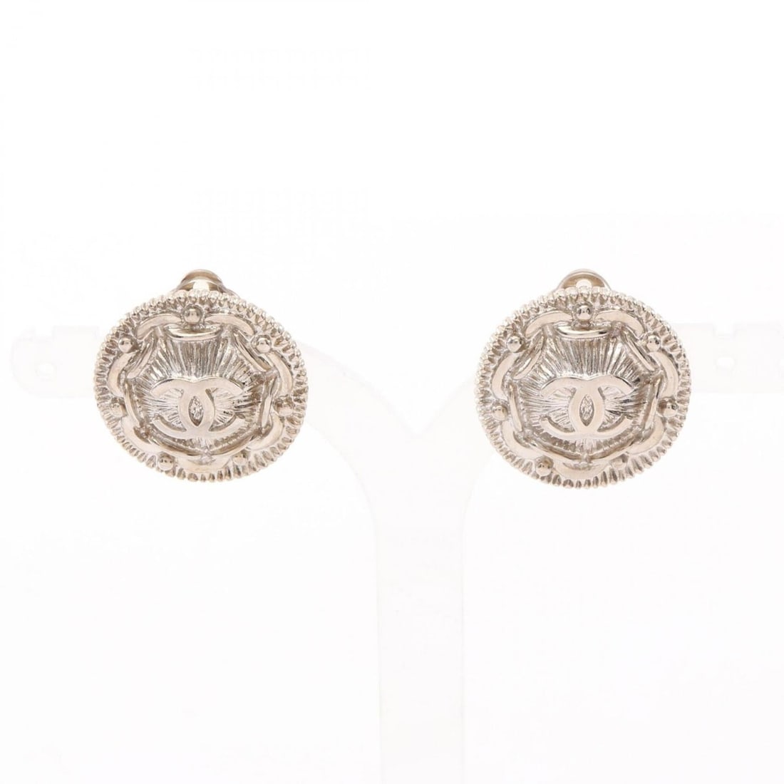Chanel Coco Mark Earrings, Stainless Steel Jewelry, Women's, Silver Tone: --- Catalog ---Category: SizeSize (HxWxD): 22.00mm x 22.00mm / 0.87'' x 0.87''Category: DesignType: Clip earringsColor: SilverGender: WomenMaterial: Stainless steelCategory: GeneralBrand: Chanel--- It