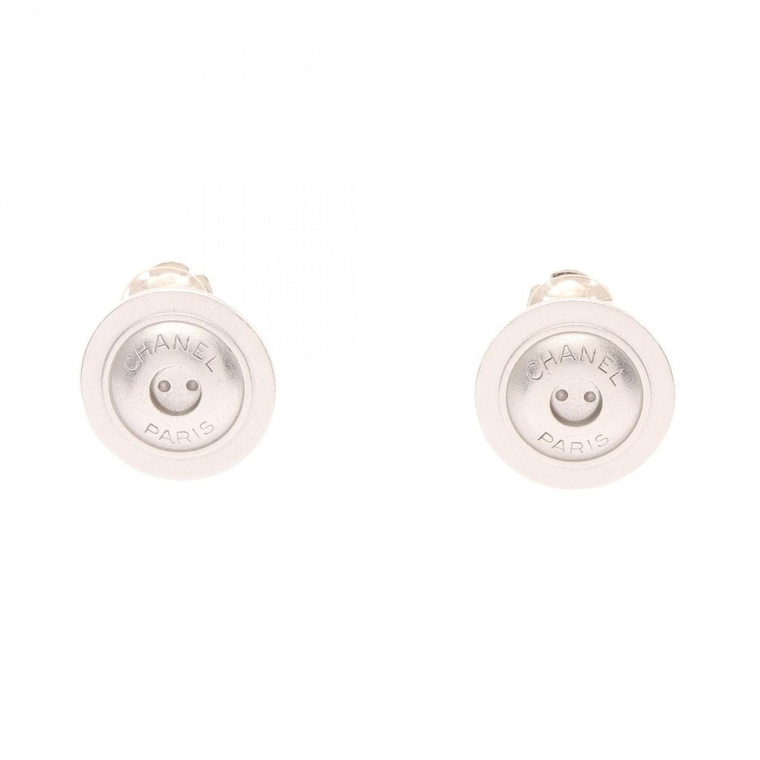 Chanel logo button earrings, stainless steel jewelry, women's, silver tone.: --- Catalog ---Category: SizeSize (HxWxD): 20.00mm x 20.00mm / 0.79'' x 0.79''Category: DesignType: Clip earringsColor: SilverGender: WomenMaterial: Stainless steelCategory: GeneralBrand: Chanel--- It