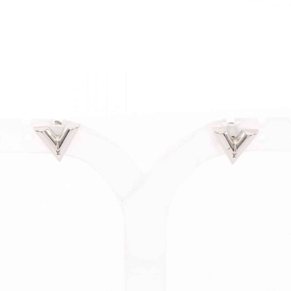 Louis Vuitton Essential V Earrings, Stainless Steel, Silver Tone, Women's Jewelry: --- Catalog ---Category: DesignType: Stud earringsColor: SilverGender: WomenMaterial: Stainless steelCategory: GeneralBrand: Louis Vuitton--- Item List ---Section: ConditionRanking: Rank AB Used - Tra