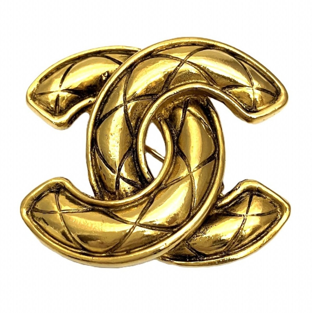 Chanel brooch, accessory, Coco Matelassé, total weight 16.5g, GP jewelry.: --- Catalog ---Category: SizeWeight: 16.5g / 0.58oz.Category: DesignType: BroochFinish: Gold platedGender: WomenCategory: GeneralLine: CocoBrand: Chanel--- Item List ---Section: ConditionRanking: Rank