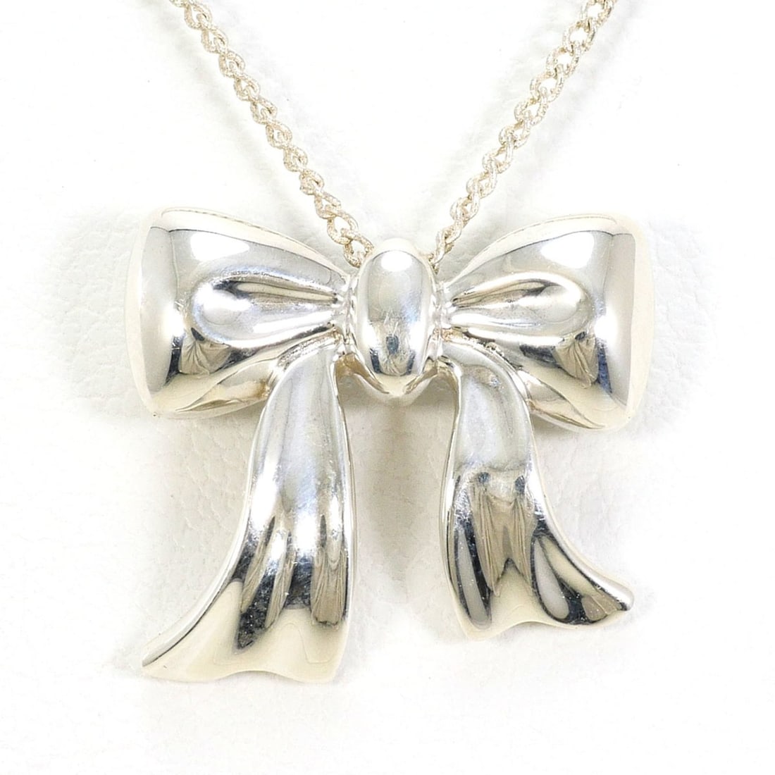 Tiffany & Co. Ribbon Silver Necklace, Total Weight 2.8g, 46cm, Jewelry: --- Catalog ---Category: SizePendant Size: 15mm x 15mm / 0.59'' x 0.59''Neck Circumference: 46 cm / 18.11''Category: DesignGender: WomenMaterial: Silver 925Necklace Type: NecklaceCategory: GeneralBran