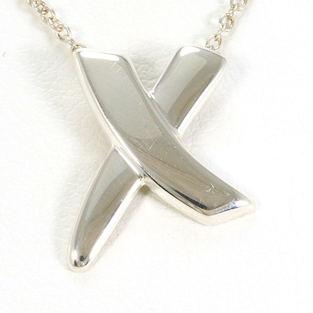 Tiffany & Co. Kiss Silver Necklace, Total Weight 2.3g, 42cm, Jewelry: --- Catalog ---Category: SizePendant Size: 15mm x 11mm / 0.59'' x 0.43''Neck Circumference: 42 cm / 16.53''Category: DesignGender: WomenMaterial: Silver 925Necklace Type: NecklaceCategory: GeneralBran