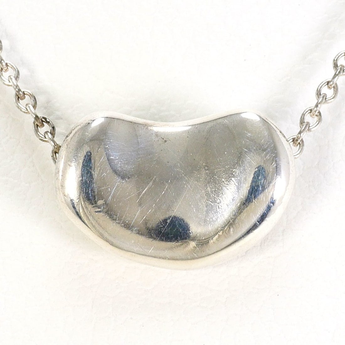 Tiffany & Co. Bean Silver Necklace, Total Weight 2.7g, 41cm, Jewelry: --- Catalog ---Category: SizePendant Size: 8mm x 11mm / 0.31'' x 0.43''Neck Circumference: 41 cm / 16.14''Category: DesignGender: WomenMaterial: Silver 925Necklace Type: NecklaceCategory: GeneralBrand