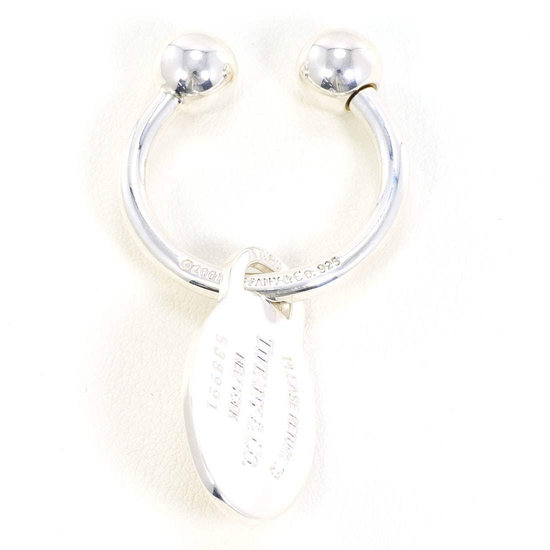 Tiffany & Co. Return to the World Keyring, Silver, Total Weight 21.4g, Jewelry, Free Shipping, Like: --- Catalog ---Category: SizeSize (HxWxD): 5.8cm x 3.1cm / 2.28'' x 1.22''Category: DesignType: KeyringColor: SilverGender: Men,WomenMaterial: Silver 925Category: GeneralBrand: Tiffany--- Item List --