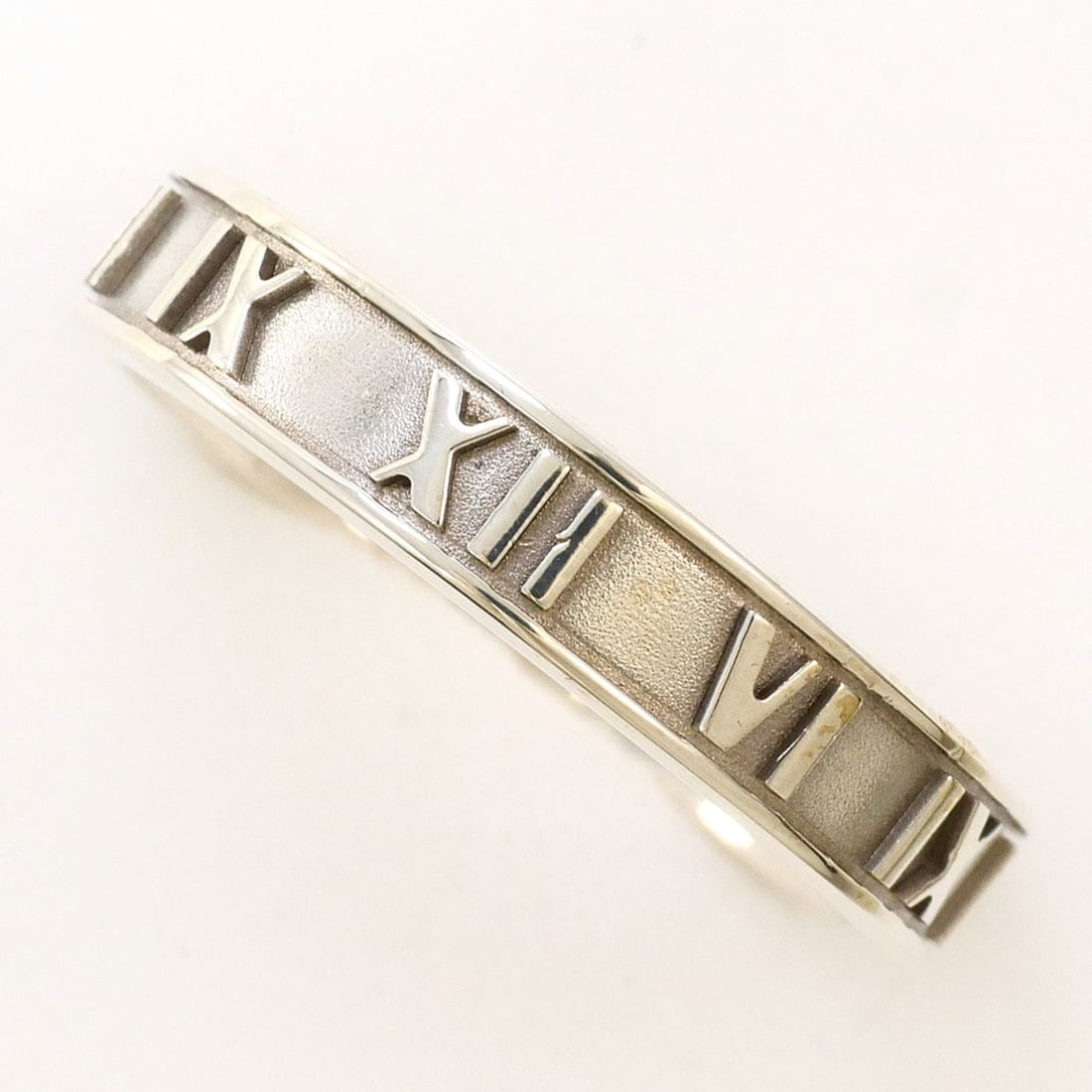 Tiffany & Co. Atlas Silver Ring, 1 piece, Total Weight 3.3g, Jewelry, Free Shipping, Like New, Gift: --- Catalog ---Category: SizeJP Size: 14US Size: 7Category: DesignType: Band ringGender: WomenMaterial: Silver 925Category: GeneralBrand: Tiffany--- Item List ---Section: ConditionRanking: Rank SA Use