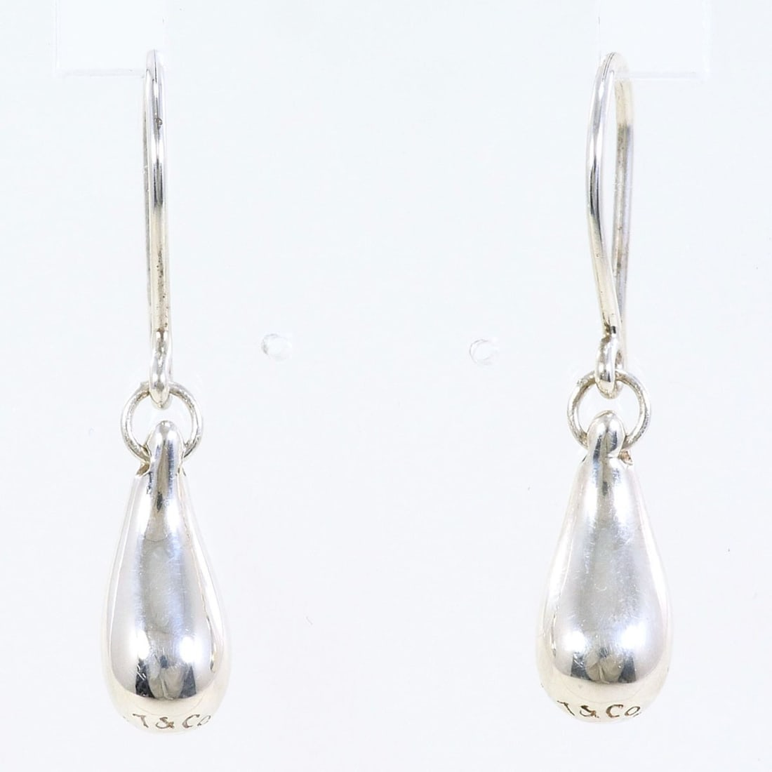 Tiffany & Co. Teardrop Sterling Silver 925 Earrings, Total Weight Approximately 3.7g, Jewelry, Like: --- Catalog ---Category: DesignType: Drop earringsGender: WomenMaterial: Silver 925Category: GeneralBrand: Tiffany--- Item List ---Section: ConditionRanking: Rank SA Used - Hardly any traces of usage 