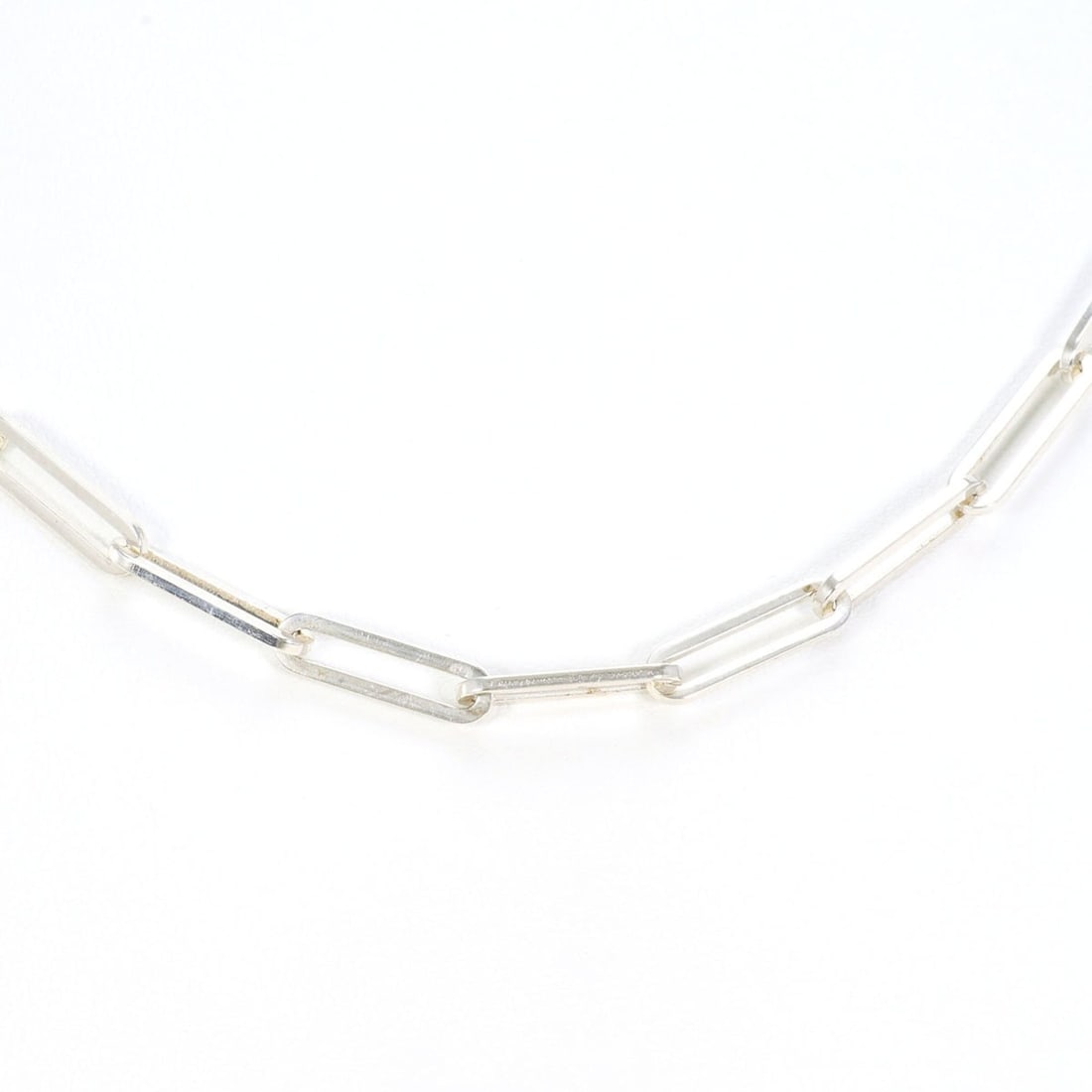 Gucci Silver Necklace, 11.7g Total Weight, 40cm, Jewelry, Like New, Free Shipping, Gift Wrapping: --- Catalog ---Category: SizeNeck Circumference: 40 cm / 15.74''Category: DesignGender: WomenMaterial: Silver 925Necklace Type: NecklaceCategory: GeneralBrand: Gucci--- Item List ---Section: Condition
